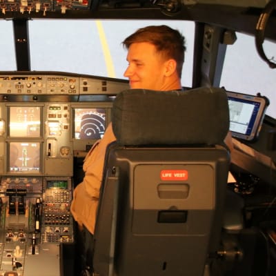 Patria Pilot Training simulaattori Airbus A320, oppilaat Arttu Hillner ja Tom Ågren