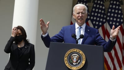 Joe Biden till höger och vicepresident Kamala Harris till vänster.