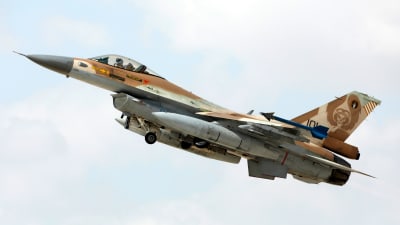 Fyra israeliska F-16 plan angrep på måndag kväll den syriska provinsen Latakia, samtidigt som ett ryskt militärplan försvann ur radarn över Medelhavet 
