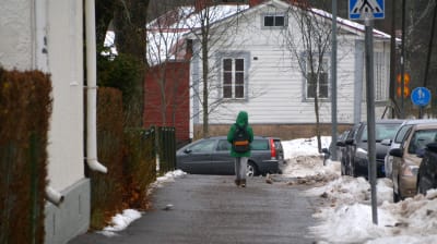 Skolbarn går längs gata