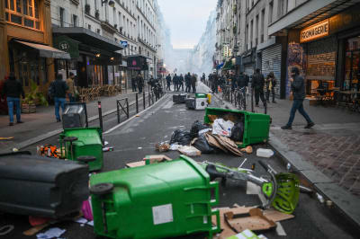 Omkullvälta sopkärl i Paris efter sammandrabbningar mellan polis och demonstranter. Kravallerna bröt ut efter att tre personer skjutits ihjäl och fyra skadats i en skottlossning i staden.