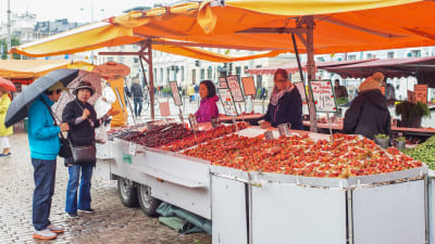 Torgstånd som säljer grönsaker och frukter på Salutorget.