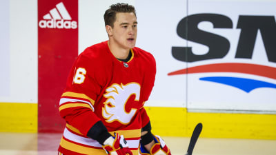 Nikita Zadorov värmer upp i Calgary Flames-tröja.