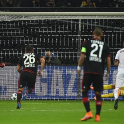 Leverkusenin Javier Hernandez ohittaa AS Roman Wojciech Szczesnyn rangaistuspotkusta.