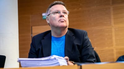 Jari Aarnio sitter bakom ett bord i Helsingfors tingsrätt.