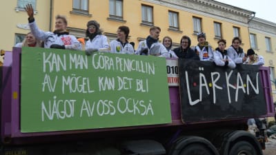 Lärkans abiturienter på lastbilsflak