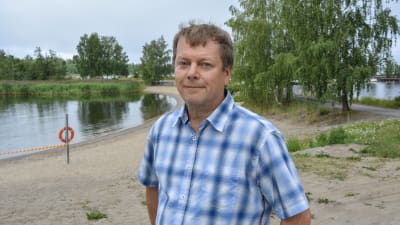 Esa Hirvijärvi, miljöinspektör vid Vasa stad, står vid badstranden på Smulterö.