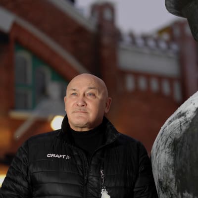 Oulun kaupungin hallituksen puheenjohtaja, Juha Hänninen,  seisoo kauppahallin edessä.