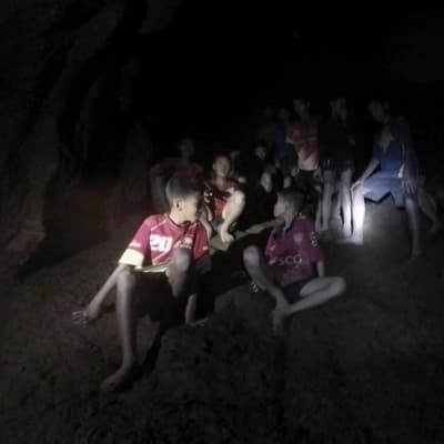 Den thailändska armén publicerade den här bilden på pojkarna i grottan på tisdagen den 3.7.