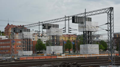 Över järnvägen står tre pelare som den kommande Logomobron ska hänga i.