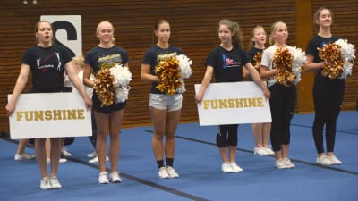 FunShine Cheerleaders från Borgå övar inför tävling.