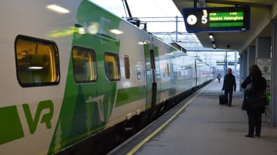 Människor väntar på tåget vid stationen i Åbo.