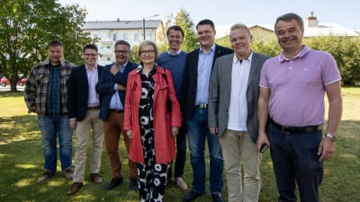 Juha Mäenpää (Sannf), Mikko Ollikainen (SFP), Anders Norrback (SFP), Paula Risikko (Saml), Pasi Kivisaari (C), Mikko Savola (C), Antti Kurvinen (C) och Janne Sankelo (Saml).