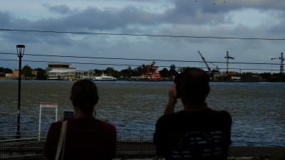 Människor spanade ut över Mississippifloden i New Orleans på torsdagen. 
