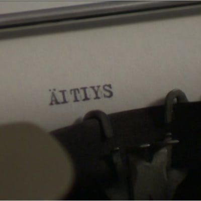 Kirjoituskoneella kirjoitettu teksti "äitiys".