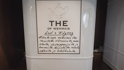 Valkoista teetä nimeltään "Lust & Fägring" purkissa Vehmaan kartanon teehuoneella.