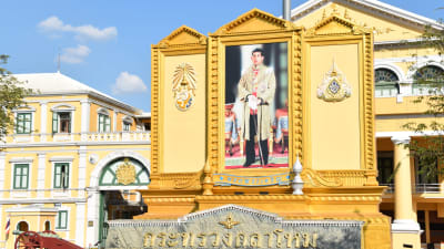 Monument med bild av thailändska kungen .
