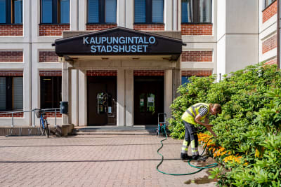 Ingången till Lojo stadhus Monkola.