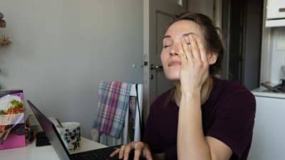 Ilona Raivio etätyöskentelee kotoa käsin. Kriisin alettua työtahti ja taakka kiristyi myös rajusti. 