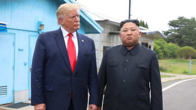 USA:s president Donald Trump och Nordkoreas ledare Kim Jong-un under deras träff vid demarkeringslinjen mellan Nord- och Sydkorea den 30 juni.