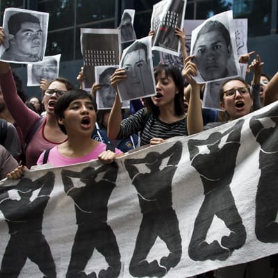 Mielenosoittajia yleisen syyttäjän toimiston edessä Mexicossa keskiviikkona.