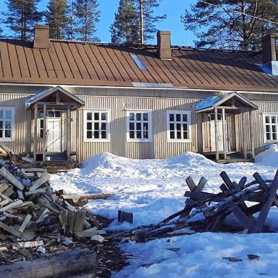 Vanha puukoulu Rumon kylässä on rakennettu 1930-luvulla.