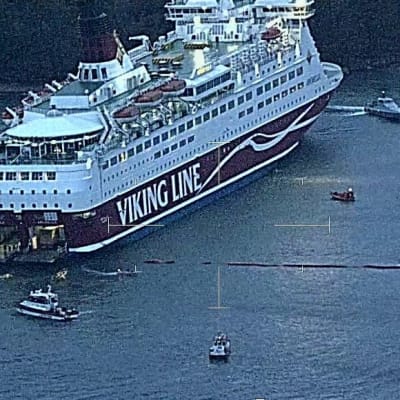 M/s Amorella oli illalla yhä saaren rannassa.