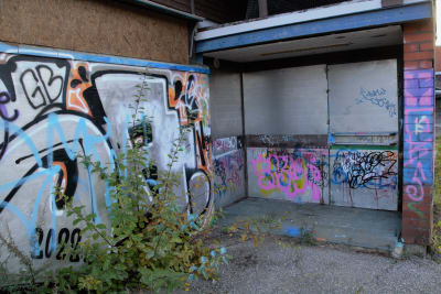skolbyggnad i tegel som vandaliserats med graffiti.