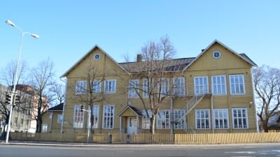 Byggnaden Trä-Anttila i Lojo fotat från framsidan.