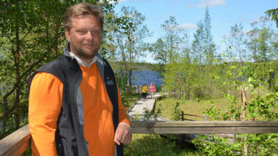 Henrik Jansson framför sjön i Kurjenrahka Nationalpark