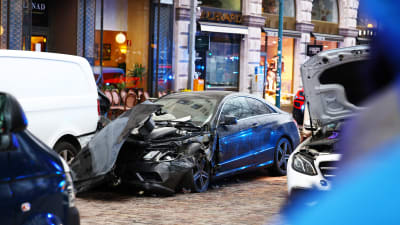Päälleajajan auto keula rytyssä Pohjoisesplanadilla