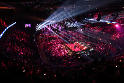 Ljusshow över ett publikhav: Melodifestivalens andra deltävling 2023 sändes från Saab arena i Linköping.