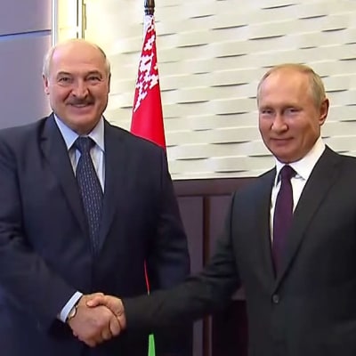 Belarus president Aleksandr Lukasjenko (t.v.) och Rysslands president Vladimir Putin träffades i Sotji, Ryssland måndagen 14.9.2020.