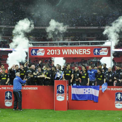 Wigan Athleticin pelaajat juhlivat FA-cupin voittoa.