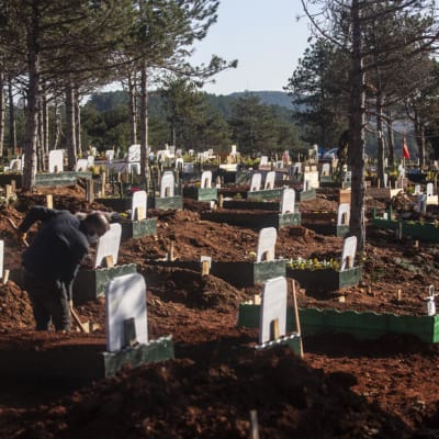 Istanbulilaisella hautausmaalla kaivettuja hautoja.