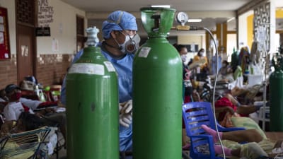 Syrgastuber och en läkare på ett sjukhus Iquitos i Peru.