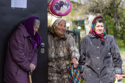 Tre kvinnor väntar på sin pension i Luhansk.