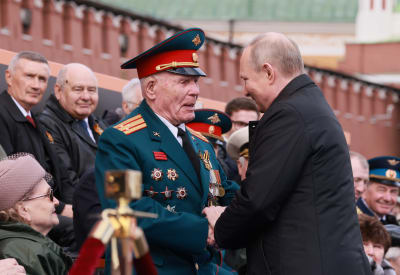 Putin hälsar på WW2 veteran på Röda torget