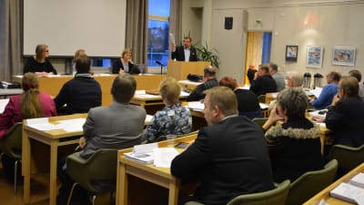 Michael Oksanen (SFP) i talarstolen under Kimitoöns kommunfullmäktigemöte 16.11.2015