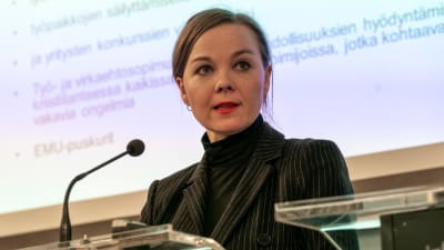 Finansminister Katri Kulmuni på regeringens presskonferens.