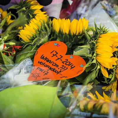 Kukkia muistotilaisuudessa 30. heinäkuuta 2014 Schipholin lentokentällä.