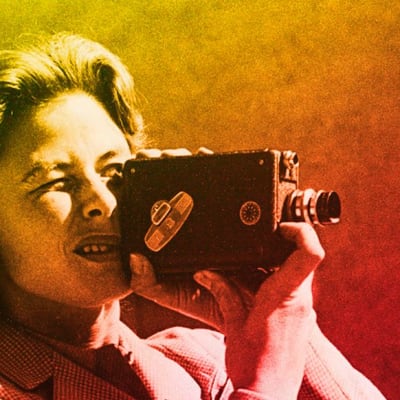 Ingrid Bergman kuvaa kaitafilmikameralla.