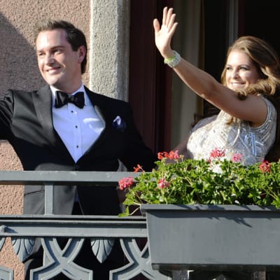 Ruotsin prinsessa Madeleine ja hänen puolisonsa Christopher O'Neill vilkuttivat Grand Hotelin parvekkeelta Tukholmassa kesäkuussa 2013.