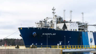 LNG-fartyget Exemplar anländer till hamnen i Ingå den 28 december 2022.