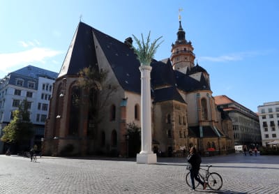 Kyrkan Nikolaikirche i Leipzig badar i höstsolens sken