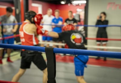 Boxare tränar i ringen.