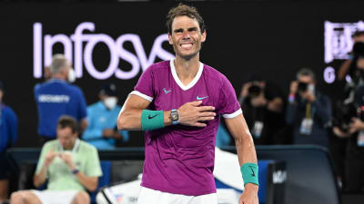 Rafael Nadal håller handen mot bröstet.