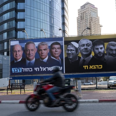 Valaffischer för partierna Likud och Blåvitt i Israel