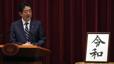 Premiärminister Shinzo Abe presenterade namnet för den nya kejserliga eran Reiwa i en emotsedd presskonferens i Tokyo 