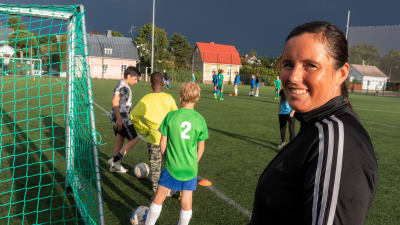 Anna-Lena Bertell med fotbollsjuniorer.